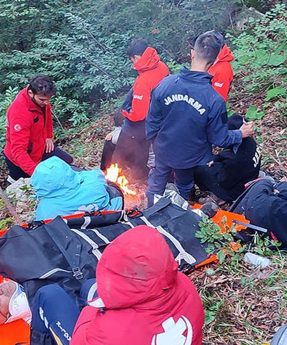 Kastamonu'da kayalıklarda mahsur kalan 2 madenci helikopterle kurtarıldı