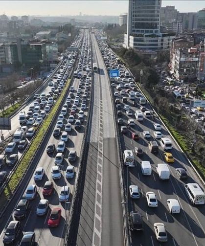 İstanbul'da uyum haftası ve ilk iş gününde trafik yoğunluğu