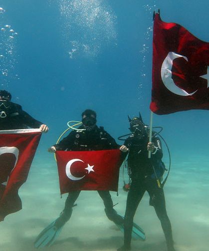 Fethiye'de dalgıçlar 19 Mayıs'ı deniz altında kutladı