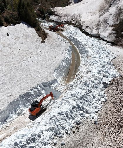 Rize'de yayla yollarında karla mücadele sürüyor