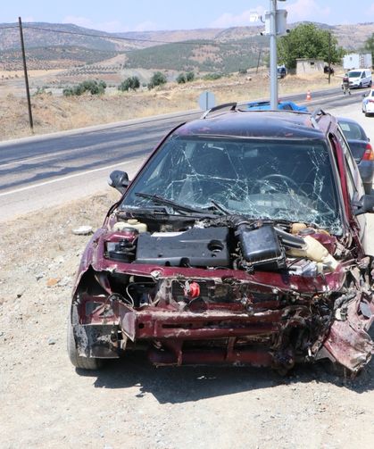 Kilis'te iki otomobilin çarpıştığı kazada 8 kişi yaralandı