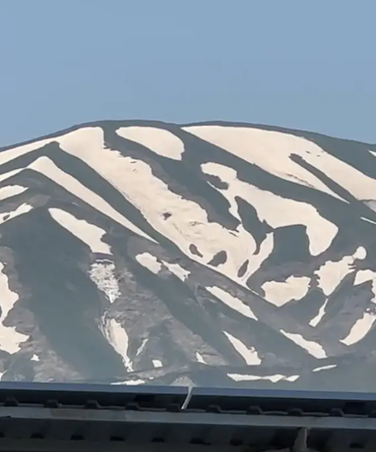 Gören bir daha baktı! Yüksekova’da dağlar zebra deseniyle kaplandı