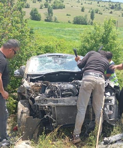 Gümüşhane'de hafif ticari araç devrildi: 1 ölü