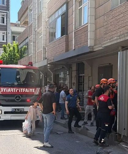 İstanbul Küçükçekmece'de metruk bina çöktü!