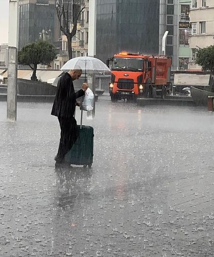 İstanbul'un bazı bölgelerinde gökgürültülü sağanak etkili oluyor