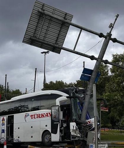 İstanbul Eyüpsultan'da yolcu otobüsü ve otomobil çarpıştı: Çok sayıda yaralı var
