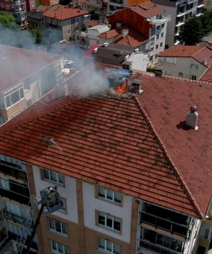 Kütahya'da binanın çatısına yıldırım düştü, yangın çıktı