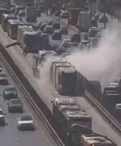 Beylikdüzü'nde seyir halindeki metrobüste yangın!