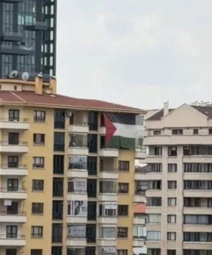 Trump'ın kalacağı otelin karşısına Filistin bayrağı asıldı