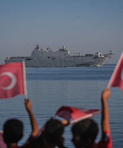 TCG Anadolu ile TCG Heybeliada'dan, Yalova'da selamlama geçişi