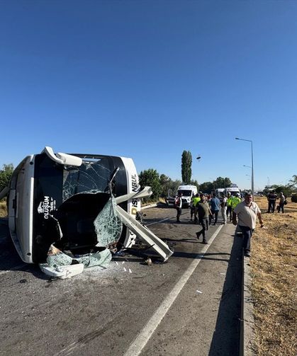Yolcu otobüsü devrildi: 22 yaralı