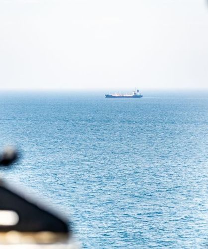 UKMTO: Hürmüz Boğazı'nda bir gemi vuruldu, mürettebat arasında kayıp var