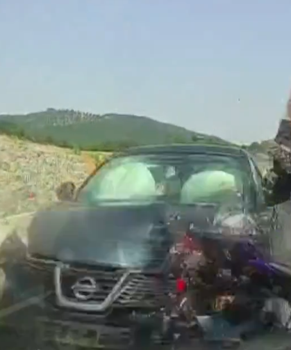 Kütahya'da otomobil, motosiklete çarptı: Kaza anı kamerada