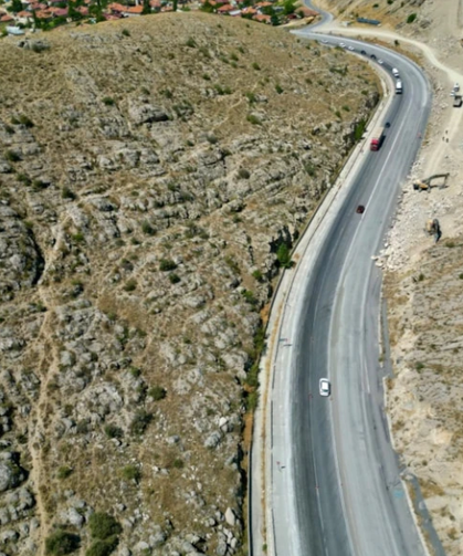Afyonkarahisar'da araçları mora boyayan yol asfaltı komple kazındı