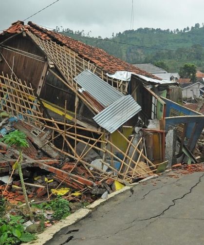 Endonezya'da 7,7 büyüklüğündeki depremde can kaybı 75'e yükseldi