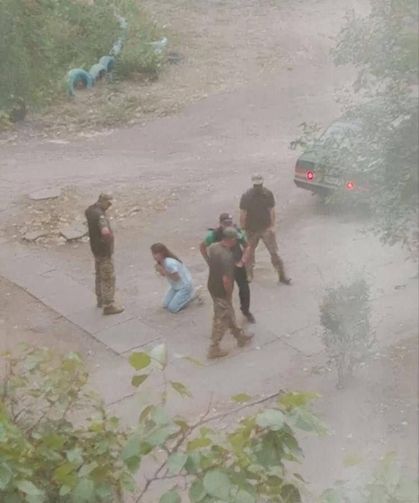 Ukrayna’da seferberlik tepkisi: Kadın, eşinin alınmaması için görevlilerin önünde diz çöktü
