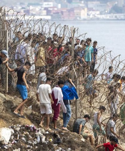 İspanya'nın, Fas'tan Sebte'ye geçen 500 çocuğu ana karaya kabul etmeye hazırlandığı iddia edildi