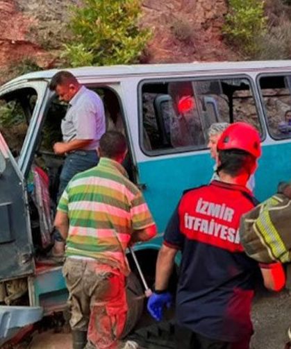 İzmir'de tarım işçilerini taşıyan minibüs kaza yaptı: Ölü ve yaralılar var