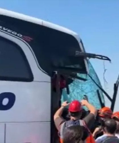 Yolcu otobüsü kamyona çarptı: 1'i ağır 8 kişi yaralandı