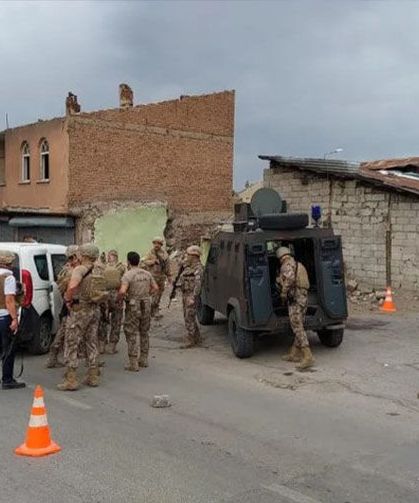 İki aile kavgası silahlı çatışmaya döndü: Polis memuru dahil 12 kişi yaralandı