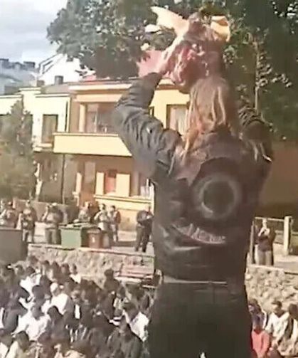 Litvanya'da cami önünde cuma namazı sırasında "domuz başı" provokasyonu
