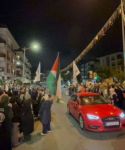 Üsküdar'da mahalle sakinlerinin McDonald's protestosu sürüyor