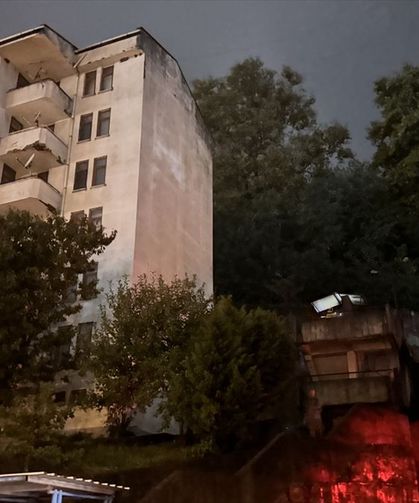 Zonguldak'ta heyelanın ardından bir apartman tedbir amacıyla boşaltıldı