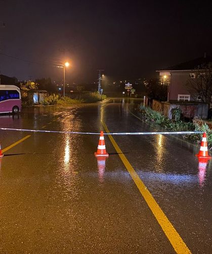Sakarya'da sağanak nedeniyle bazı yollar ulaşıma kapandı