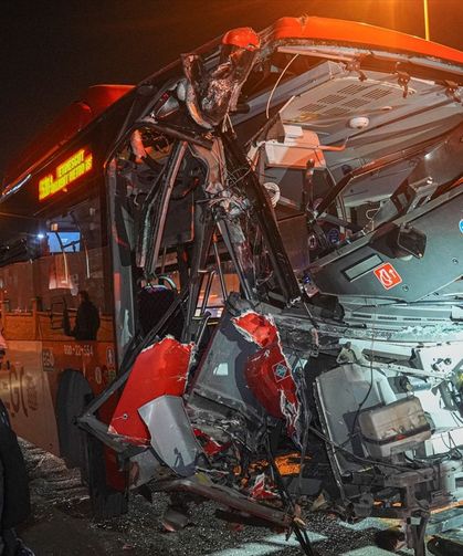 Ankara'da belediye otobüsü yaya üst geçidine çarptı: 24 yaralı