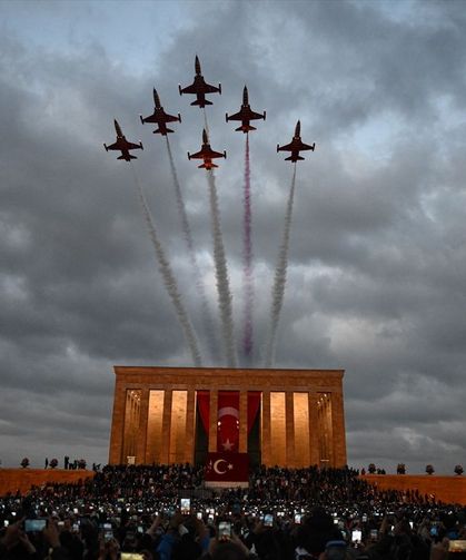 Türk Yıldızları'ndan Cumhuriyet Bayramı'nda Anıtkabir üzerinde saygı uçuşu