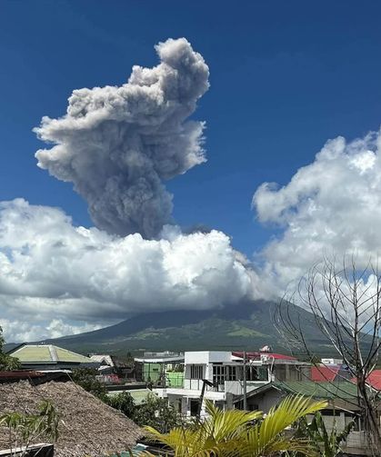 Filipinler'deki Mayon Yanardağı’nda patlama yaşandı