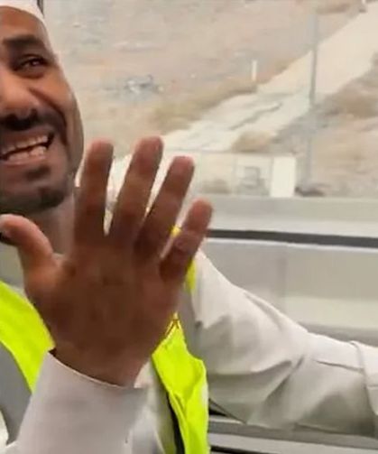Mekke yollarında gönülleri ısıtan kare: Arap şoför Türkçe ilahiye coşkuyla eşlik etti