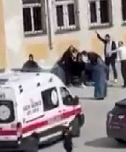 Esenyurt’ta lisede bıçaklı kavga: Polis ve sağlık ekipleri sevk edildi