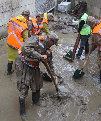 Selden etkilenen Sarıyer'de temizlik çalışmalarına jandarma desteği