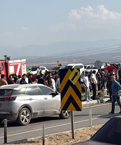 MHP'li milletvekili ve il başkanının konvoyunda kaza: 1 ölü, 4 yaralı