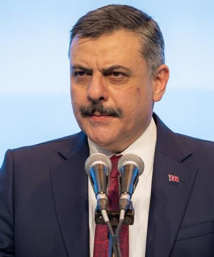 Bakan Çiftçi'den motor yağı dökülen yola toprak taşıyan polise teşekkür