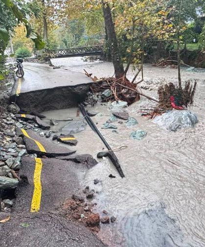 Sapanca'da sağanak: Yollar çöktü, köprüler yıkıldı