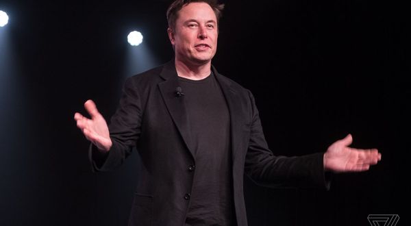 Elon Musk: Biden insan formunda rutubetli bir kukla