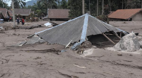 Endonezya'da Yanardağ patlaması sonrası evler küller altında