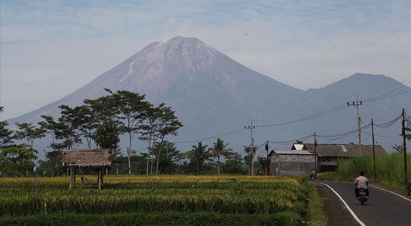 Endonezya Semeru Yanardağı'nda alarm seviyesi yükseltildi