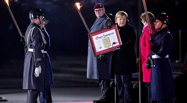 Merkel'e askeri törenle veda