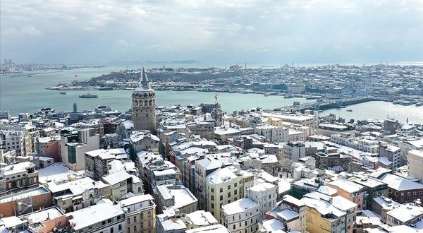 Karadeniz'den nem topladı, İstanbul'a kar bıraktı