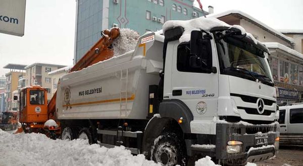 Feyat Asya: Muş'ta günde 200 kamyon kar şehir dışına taşınıyor