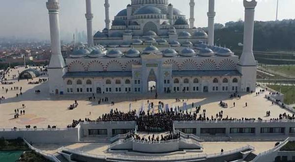 Cumhurbaşkanı Erdoğan için Çamlıca Camii'nde dua ettiler