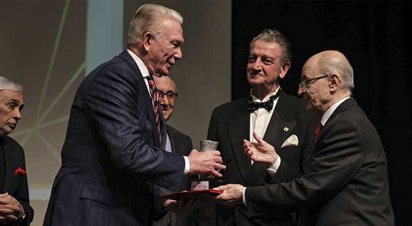 Yılın Atatürkçüsü ödülünü Uğur Dündar'a eski cumhurbaşkanı Sezer verdi