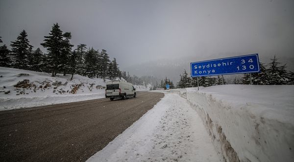 Yoğun kar yağışı nedeniyle Antalya-Konya kara yolu tır geçişlerine kapatıldı