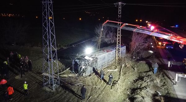 Erzincan'da yolcu otobüsü şarampole devrildi