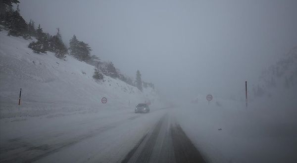 Antalya-Konya kara yolu kar nedeniyle tır geçişlerine kapatıldı