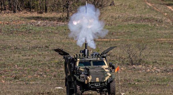 Türk zırhlısı 'Ejder Yalçın' Macaristan'da havan attı