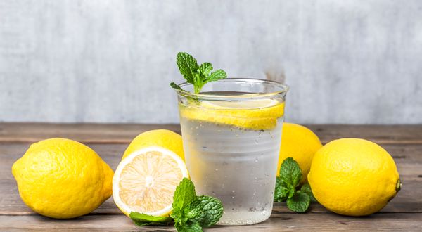 Sahurda limonlu su içmenin mucizevi faydaları